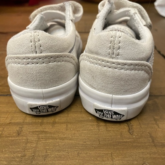 White vans - Picture 3 of 5